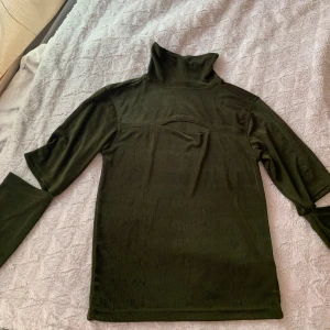Militärgrön tröja - Polotröja med cutout vid bröstet och armbågarna:)