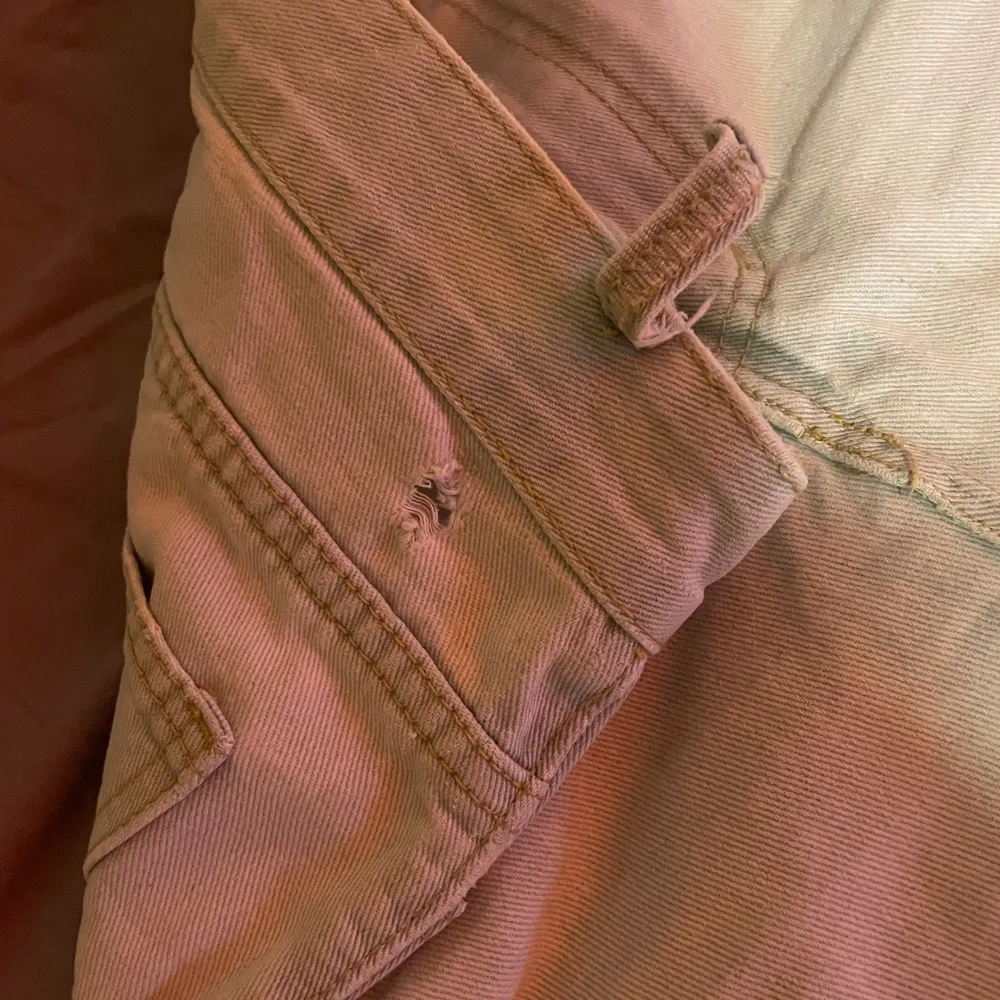 Väldigt fina byxor för att vara ifrån SHEIN! Byxorna har gott sönder där man sätter in skärpet därför säljs billigt . Jeans & Byxor.