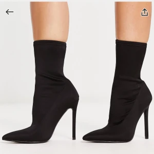 Skor! Oanvända✌🏽 - Oanvända skor från asos! Kan inte gå i de🥹🥹 pris kan diskuteras vid snabb affär💖