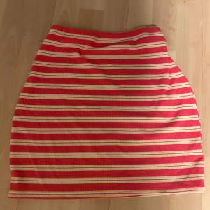 Jättesnygg kjol som är gul och rosarandig. Den är väldigt stretchig och passar så fint nu till sommaren speciellt fall man är lite solbränd. Har en matchande topp till som jag även säljer 🫶🏼
