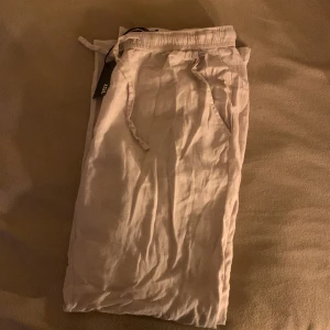 Beiga linnebyxor - Säljer mina beiga linnebyxor i storlek S. Fick de i födelsedagspresent men byxorna var tyvärr för stora. Helt oanvända. Pris kan diskuteras💗💗