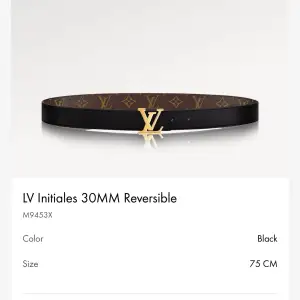 Ett reversible bälte, där du kan välja om du vill ha brunt med Louis Vuitton loggan eller svart. Sparsamt använt.  Dustbag tillkommer! 