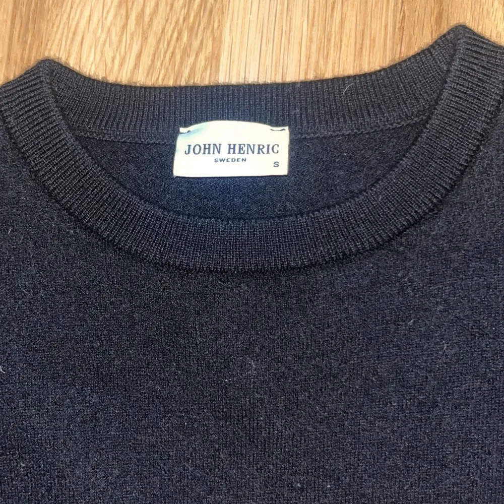 Säljer en svart tröja från Jon Henric 100% merino väldigt bra skick 10/10 storleken är S men har krympt i tvätten så det blir en xxs passar 155 cm hör av dig om du har några frågor eller funderingar!. Stickat.