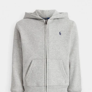 Ralph luoren hiddie grå - Jag säljer min jätte snygga Ralph luoren zip hoddie, hoddien är i barnstorlek men skulle säga att den är lite stor i storlek iallafall, hoddien har små fläckar skicka om ni vill se bild, nypris 999kr