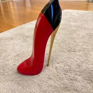 Carolina herrera very good girl  - Carolina herrera very good girl eau de perfum 150ml Parfymen är lite använd, kolla bilderna. 