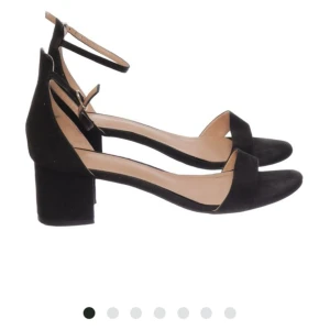 Klackskor - Snygga och bekväma klackskor,perfekta för bal osv🤍Köpte dessa secondhand men tyvärr va de för stora, de har tecken på andvändning men inget som syns mycket🤍Storleken är 38 men skulle mer säga 39/40