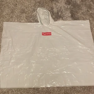 Supreme regn kappa  - Oanvänd regn kappa ny pris 500kr