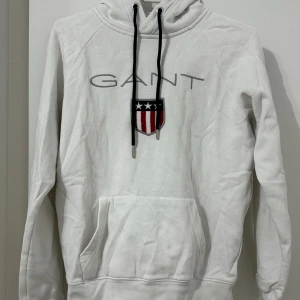Gant Hoodie - Vit Gant hoodie. Använt några gånger annars bra skick.