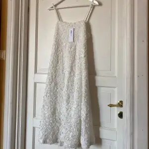 Jättesöt vit klänning som är perfekt till studenten. Storlek 38/M från Gina Tricot. Ny med prislapp.