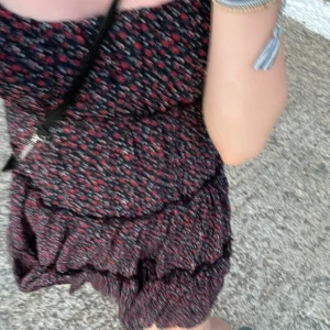 Blommig klänning - Säljer min söta sommarklänning med blomdetaljer🥰om du vill ha fler och tydligare bilder så är det bara att skriva☺️