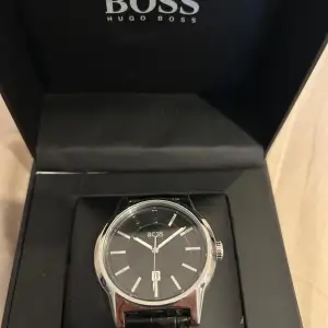 Säljer min helt nya oanvända Hugo boss klocka som jag fick som present, orginal pris i butik 2350 kr