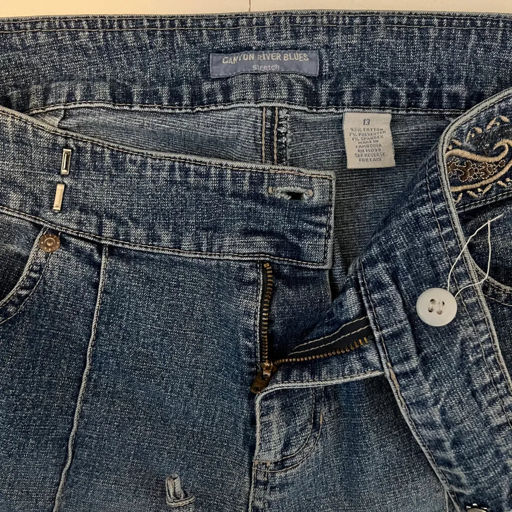 Jättefina 70-tals flared jeans med fina detaljer, köpta second hand. Passar ungefär 38-40 / M. Jeans & Byxor.