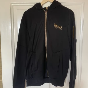 Hugoboss tröja - Fet hugoboss tröja. Använd men i bra skick. Äldre modells om inte går att få tag i. Priset kan diskuteras 