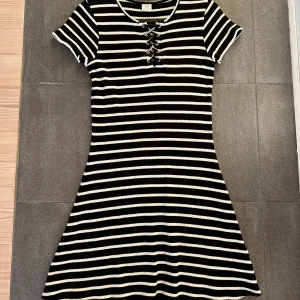 Randig Klänning  - Jag säljer en barn klänning/ 146-152. Passar både att ha i sommar me också höst osv. Inget fel på denna, den är väldigt skön!☺️Pris kan diskuteras 💕💕