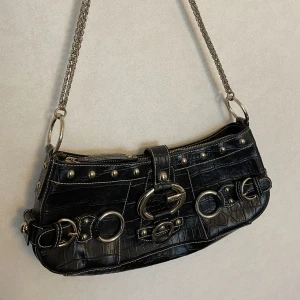 Guess väska - Guess väska, väldigt fin, ny skick, aldrig använd, köpt secondhand, coola detaljer, många fickor💫Kan mötas upp i Stockholm: T-centralen eller frakta.