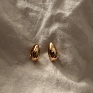 Örhängen från Timi - Superfina vardagsörhängen från Timi of Sweden, använt enbart ett par gånger så de är som nya! Legeringsbaserad med 14k guldpläterad och fri från nickel, kadmium och bly!