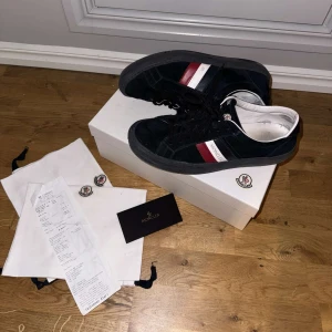 Moncler New Monaco Scarpa - Tjenare, säljer nu mina moncler skor som jag använt sparsamt. Köpta på NK, kvitto, låda och dustbags fås med. Har du några frågor är det bara höra av dig!