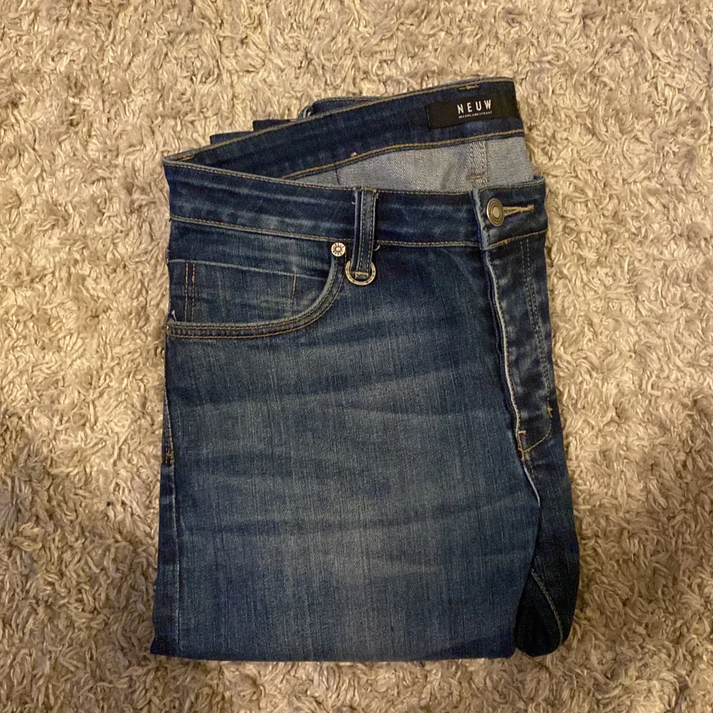 Riktigt stilrena jeans i en fin tvättning från det populära märket NEUW i topp skick. Nypriset på dessa ligger på runt 1400kr. Storleken är W31 L32 och är slim fit. Hör av er vid minsta fundering 🤩. Jeans & Byxor.
