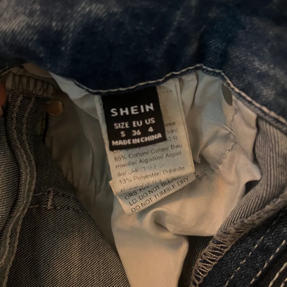 S/36, bra skick nästan aldrig använda, stora i storleken, köpa på SHEIN 2023 och nästan aldrig använda, jag är ca 1,67 och dom är perfekta i längden, pris kan diskuteras 💕💕. Jeans & Byxor.
