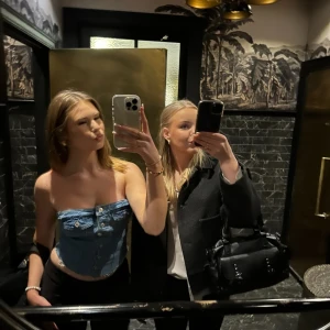 Jeans topp - Säljer denna jätte fina jeans toppen som nu är för liten så används inte längre💗