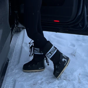 Moonboots  - Säljer mina moonboots. Köptes i december o använda kanske 10 ggr. Jättefint skick. Storlek 35-38