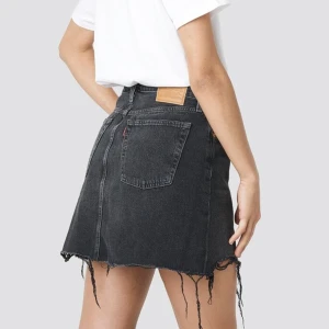 Levi’s kjol - Svart jeans kjol. Oanvänd! Superfin nu inför sommaren!! 35-40cm lång