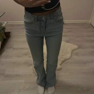 Säljer blåa flared jeans i STORLEK 152💕SLITET längst ner på byxorna (se bild nummer 4) Tvättar innan jag fraktar🫧Vid frågor skriv privat till mig💕