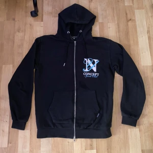 NY CONCEPT Zip Hoodie - Fet kofta i bra skick, storlek XS men passar även S. Köparen betalar frakt