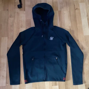 Siksilk zip hoodie - Fet kofta i bra skick. Stl xs. Köparen står för frakt
