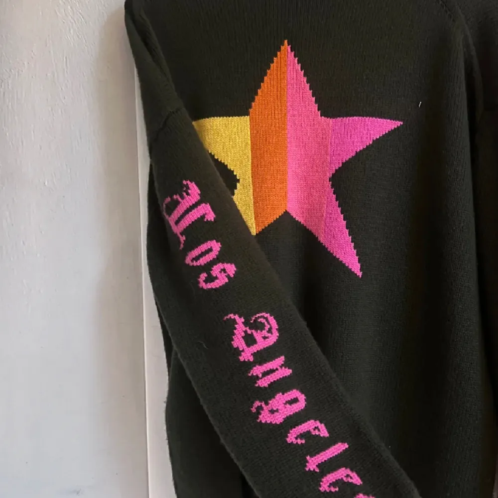 Kollar intresset på min city tröja från Chloé Shuterman (LA)🌟 Nypris är över 5000 och helt slutsåld! Väldigt svår att få tag på❗️Storleken är onesize och passar bra på mig som har S/M i kläder😊Säljer även ”New York” och ”Paris” modellen♥️. Tröjor & Koftor.
