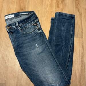Säljer dessa feta replay anbass slim fest jeans med hål då dem inte kommer till användning längre! | Nypris: 1859 | Mitt pris: 599kr | Storlek 30/32 | Skick: 9/10. 🙌
