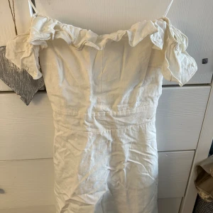 Vit linneklänning med rosett i ryggen  - Ser helt ny ut, väldigt skrynklig på bild!  Trots att det är linnetyg är den inte genomskinlig 