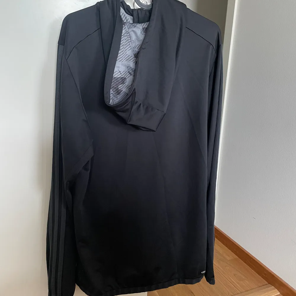 Adidas kofta / hoodie / zip-up med svarta sträck ”Triple black” i storlek L (sitter snyggt oversize för en S-M). Hoodies.