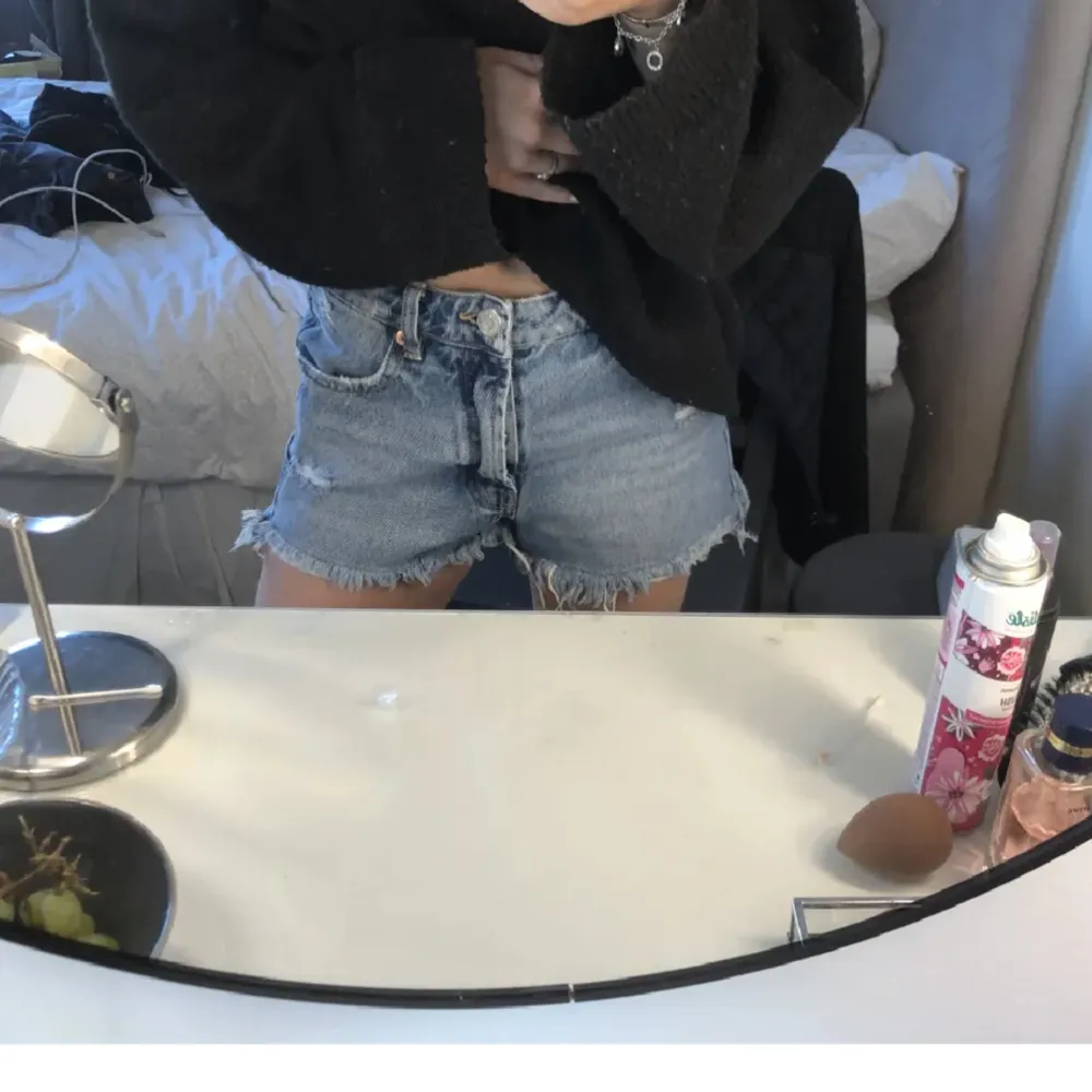 Blå jättesnygga jeans short!! Bilderna är lånade men det är exakt samma shorts, pris kan diskuteras💕. Shorts.