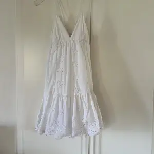 Såå fin klänning från Zara vit strl XS.  Nypris 499kr. Är i superfint skick! 