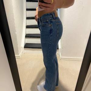 Low waist jeans från weekday, modell ”PIN”, storlek 26/32💓