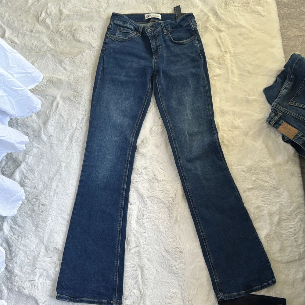Säljer dessa fina jeans från zara som endast är använd en gång i storlek 36💕. Jeans & Byxor.