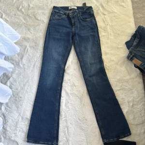 Säljer dessa fina jeans från zara som endast är använd en gång i storlek 36💕