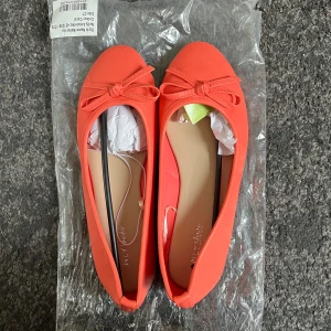 Coralfärgade ballerinaskor - Hej fina!  Säljer dessa helt galet snygga ballerinaskor i coralfärg. Jättemjuka och bekväma. Tyvärr passade dom inte riktigt mig o därför måste jag sälja dom 😞💞 Skitsnygga till sommaren! 