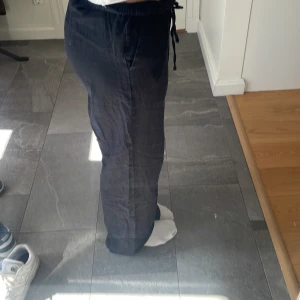 Svarta linnebyxor! - Sköna linnebyxor som passar perfekt nu till sommaren! Säljer pågrund av att dem inte passar💖 pris kan diskuteras!