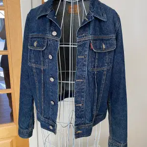 Snygg jeans jacka i nyskick, normal i storlek, passformen är luftigare