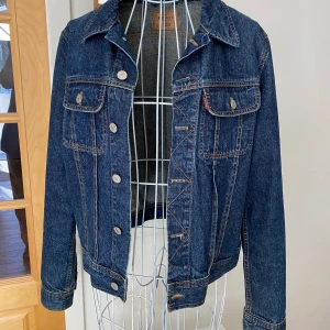 Rocky Jeans jacka - Snygg jeans jacka i nyskick, normal i storlek, passformen är luftigare