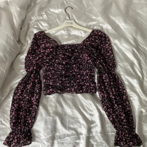 Blommig blus - En jätte fin blus till våren eller sommaren😍, den är tyvärr för liten för mig så får ingen användning av den. Den är i gott skick och  utan några skador💗😍