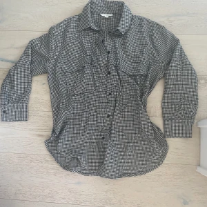 Tröja - Skjort tröja från hm i storlek M. Den är oversize och skulle nog passa en storlek L också! Använd en gång🌸