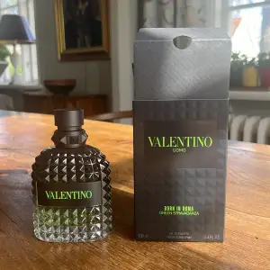 Hej jag säljer en riktigt najs parfym. Det är valentino parfym och den är 100 ml dock är det 96/100 ml kvar. Riktigt bra scick och bra till sommaren. 