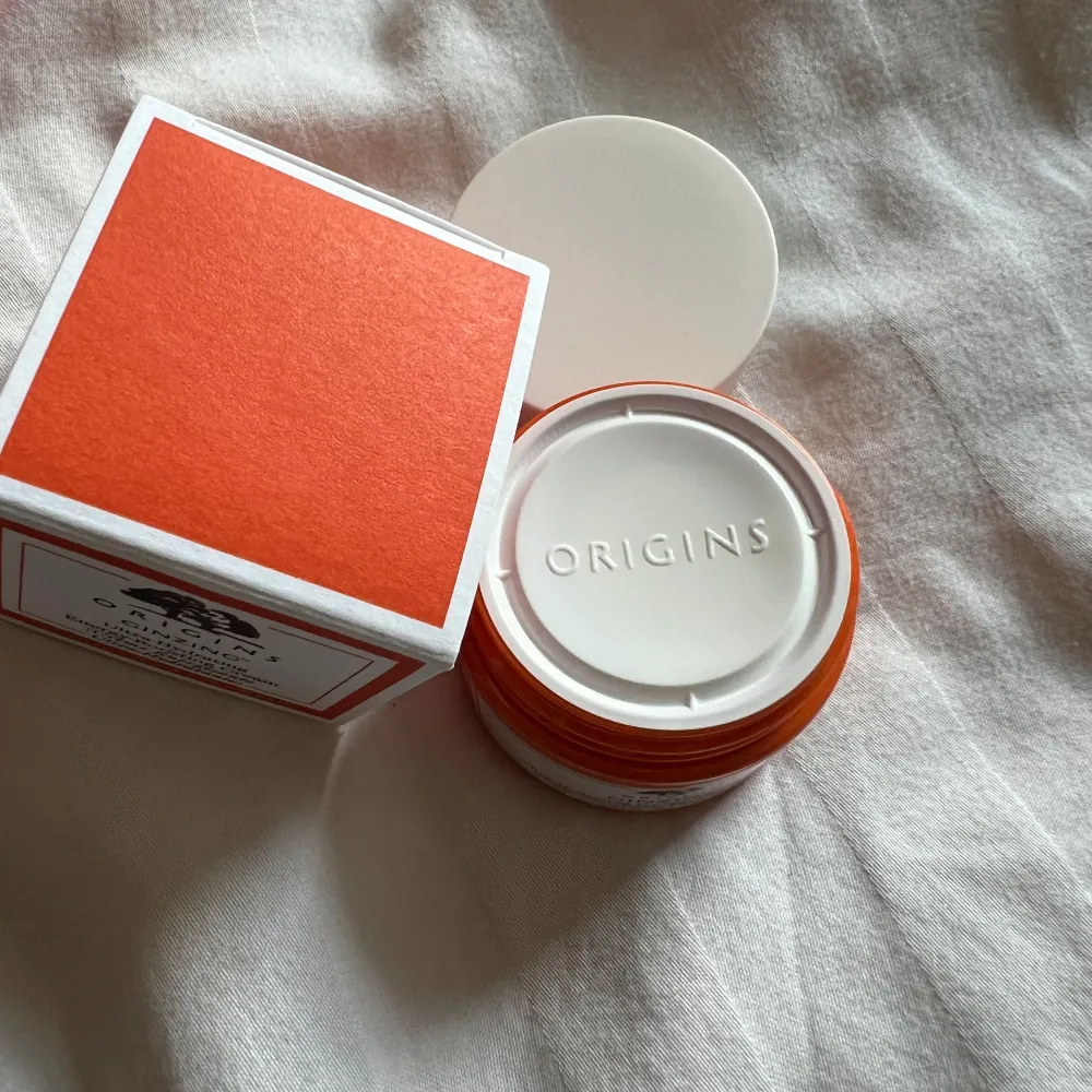 Säljer Origins GinZing Ultra-Hydrating Energy-Boosting Face Cream with Ginseng & Coffee 30 ml. Fick med den i nån julkalender Oöppnad. . Accessoarer.