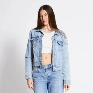 Jeansjacka - Jätte fin jeansjacka som knappt är använd, nypris 400💕