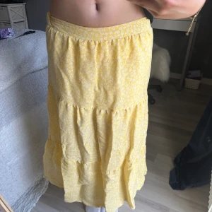 Gul blomning långkjol - Köpt på Vinted i nyskick, utan prislapp. Var tyvärr för kort för mig som är 163, passar bra för någon som är 160 eller kortare. Pris kan diskuteras vid snabb affär 
