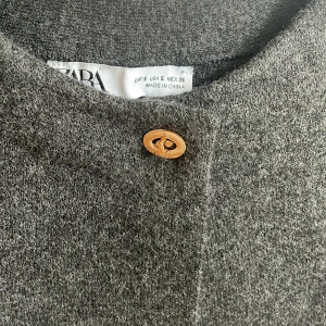 Kofta  - Säljer denna fina gråa kofta med guld knappt längst upp, från Zara i strl S🥰