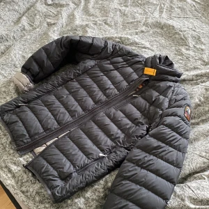 Parajumper - Det är bra skick har andvänt den typ en sommar det är ett håll som går att laga vid armen så ni vet men det är det ända hållet man kan bara gå till någon som kan sy i upp det osen är den som ny